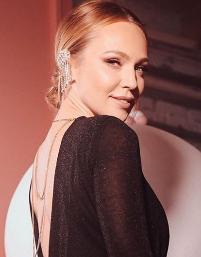 «Влюбилась бесповоротно»: Альбина Джанабаева сделала прическу в стиле 40-х годов