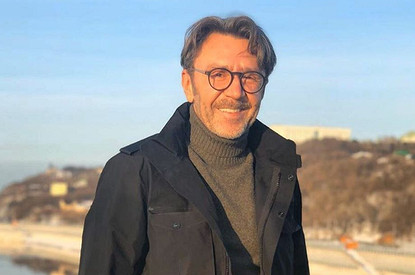 «Сначала подышите, потом выпивайте»: Сергей Шнуров попробовал себя в роли бортпроводника (видео)