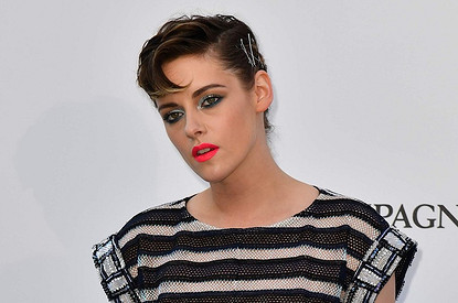 Кристен Стюарт вышла в свет в пиджаке на голое тело