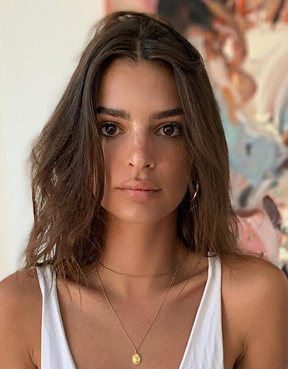 Эмили Ратаковски показала фигуру в полупрозрачном нижнем белье (видео)