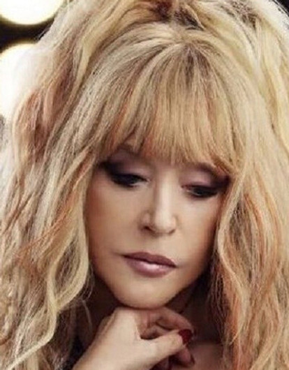 70-летняя Алла Пугачева продемонстрировала стройные ноги в черном костюме