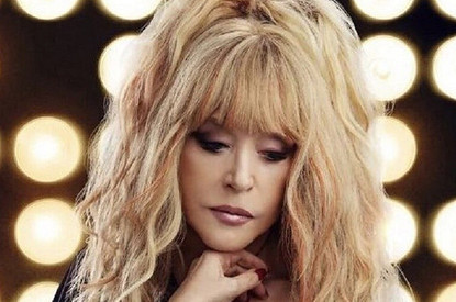 70-летняя Алла Пугачева продемонстрировала стройные ноги в черном костюме