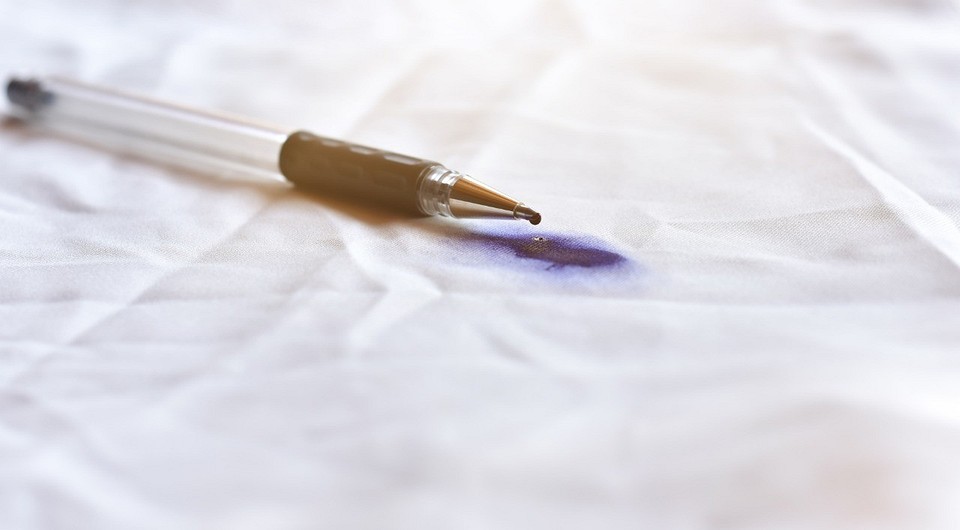 Как отстирать ручку с белой одежды: хозяйственное мыло, лак для волос и другие эффективные средства