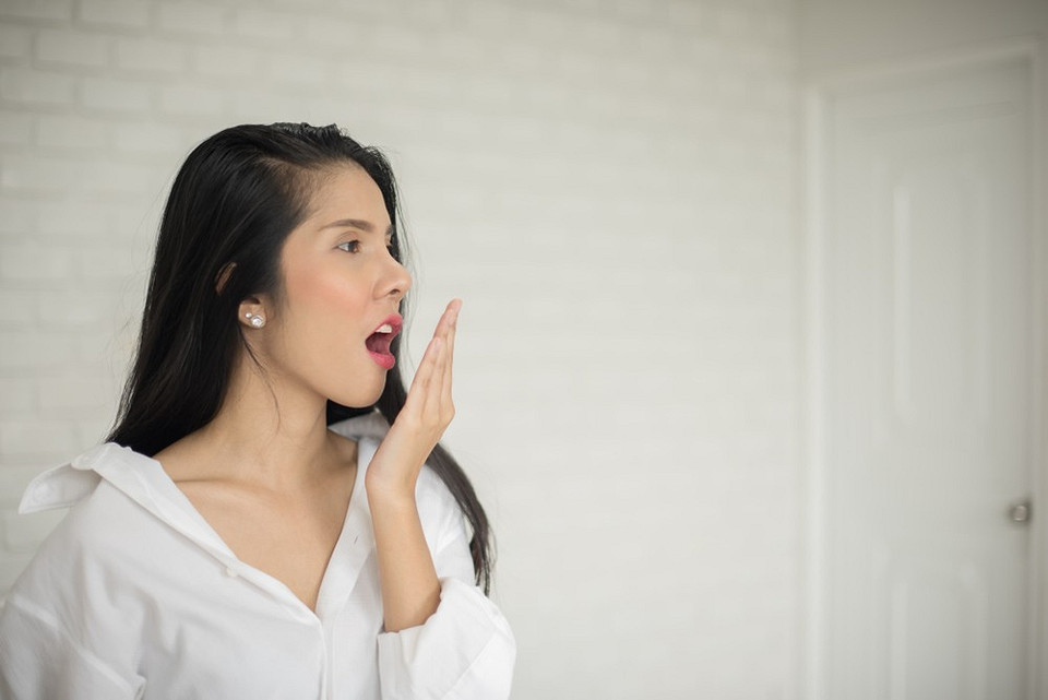 Как убрать запах лука изо рта: петрушка, уголь и другие простые средства