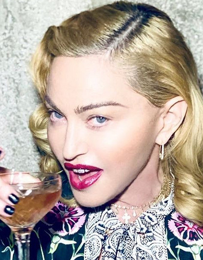 Мадонна закрутила роман с танцором (он ей во внуки годится)