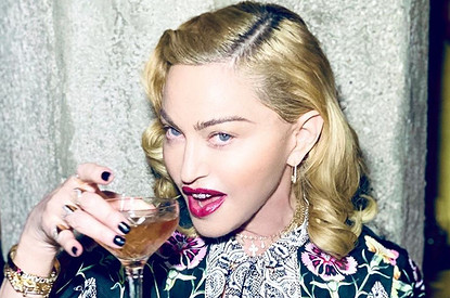 Мадонна закрутила роман с танцором (он ей во внуки годится)