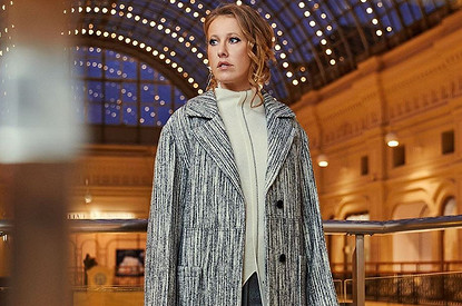 «Отчаянный призыв»: Ксения Собчак посмеялась над голым фото Оксаны Лаврентьевой (и была послана ее мужем)