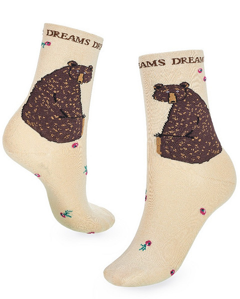 Коллегам на работе или просто хорошим знакомым можно подарить забавные носки. У российской марки Akhmadullina Dreams ты найдешь пару с изображением неуклюжих медведей, которые превратят т...