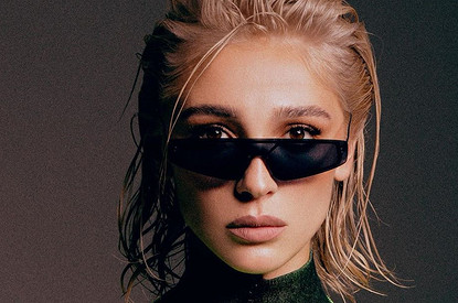 «Это не парик»: Настя Ивлеева перекрасила волосы в розовый цвет (видео)