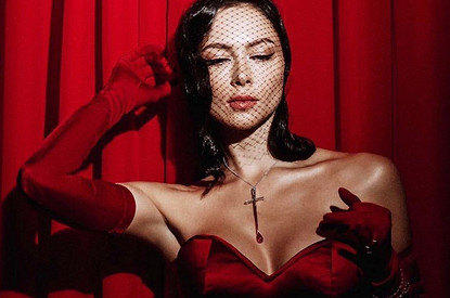 Настасья Самбурская предстала в необычном ретро образе