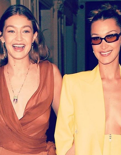 Джиджи Хадид опубликовала архивные фото с сестрой