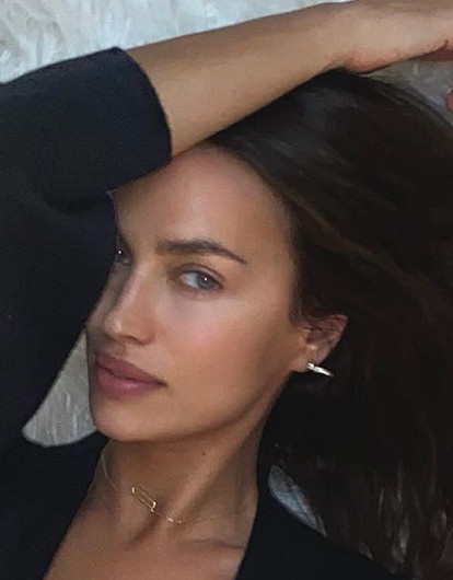 Ирина Шейк повеселилась в компании четырех известных мужчин (все из мира моды)