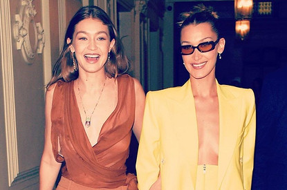 Джиджи Хадид опубликовала архивные фото с сестрой