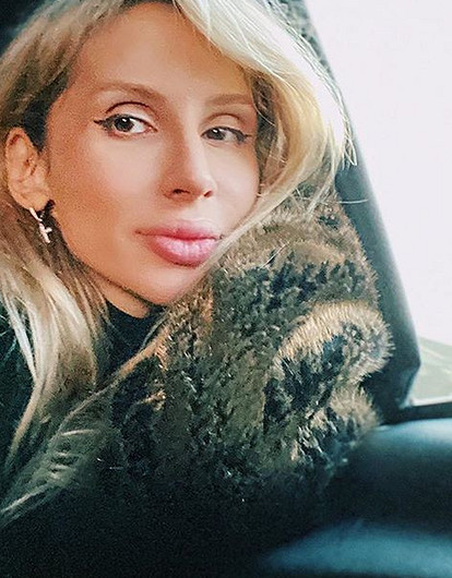 «К белой стеночке»: Светлана Лобода в супермини и белых сапогах станцевала в гримерке (видео)