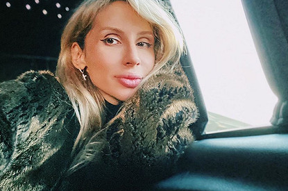 «К белой стеночке»: Светлана Лобода в супермини и белых сапогах станцевала в гримерке (видео)