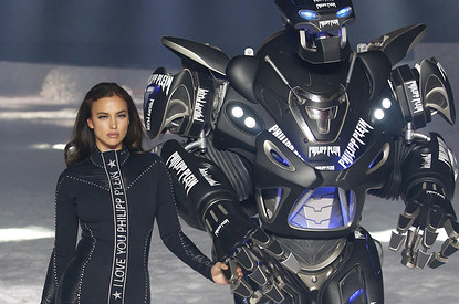 Роботы, дроны и прочие фрики: нестандартные модели на модных показах (видео)