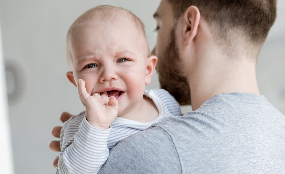 У ребенка лезут зубы: 6 простых методов, как облегчить боль