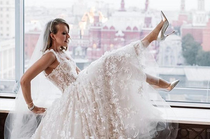 Елена Воробей перевоплотилась в Собчак и спародировала ее свадьбу