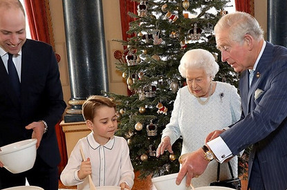 Старший сын принца Уильяма вместе с королевой Елизаветой II приготовил рождественский пудинг