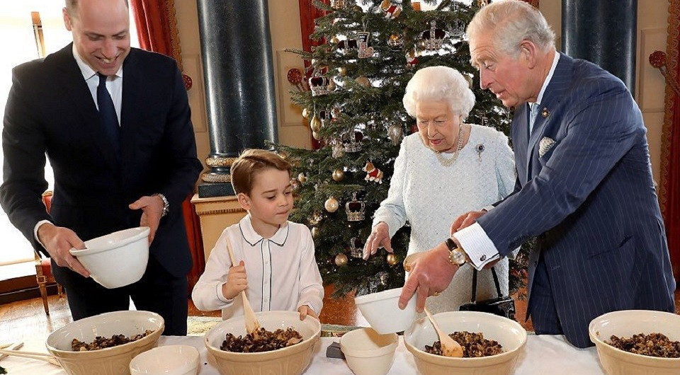 Старший сын принца Уильяма вместе с королевой Елизаветой II приготовил рождественский пудинг