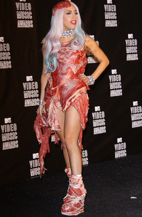 На церемонии вручения премии MTV Video Music Awards 2010 Леди Гага появилась на ковровой дорожке в платье из сырой говядины. Проектированием и дизайном наряда занимались Фрэнк Фернандес и...