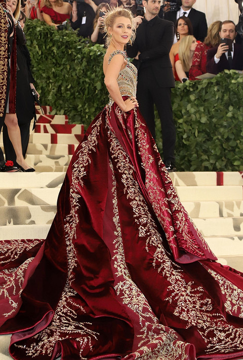 На изготовление этого платья у портных модного дома Versace ушло более 600 часов. Наряд был сшит из рубинового бархата и украшен золотой вышивкой из бисера, а корсет — инкрустирован...
