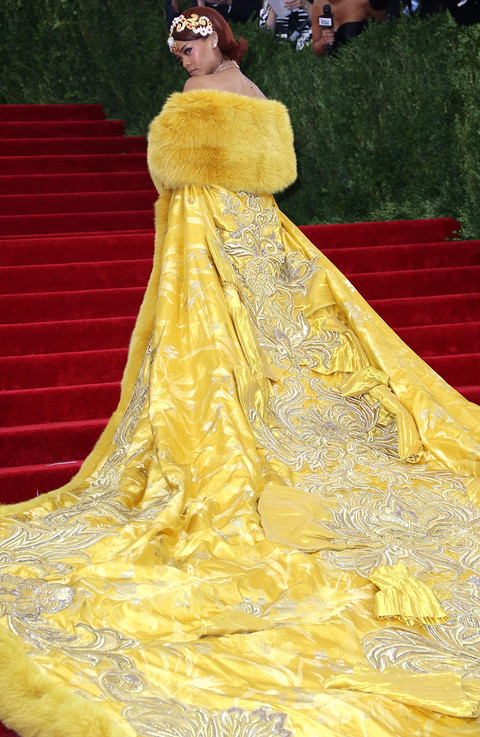 Звездой вечера на ежегодном балу Met Gala-2015 стала Рианна, а ее наряд — самым обсуждаемым. На певице было надето платье-халат канареечно желтого цвета от китайского дизайнера Гуо Пей. Н...
