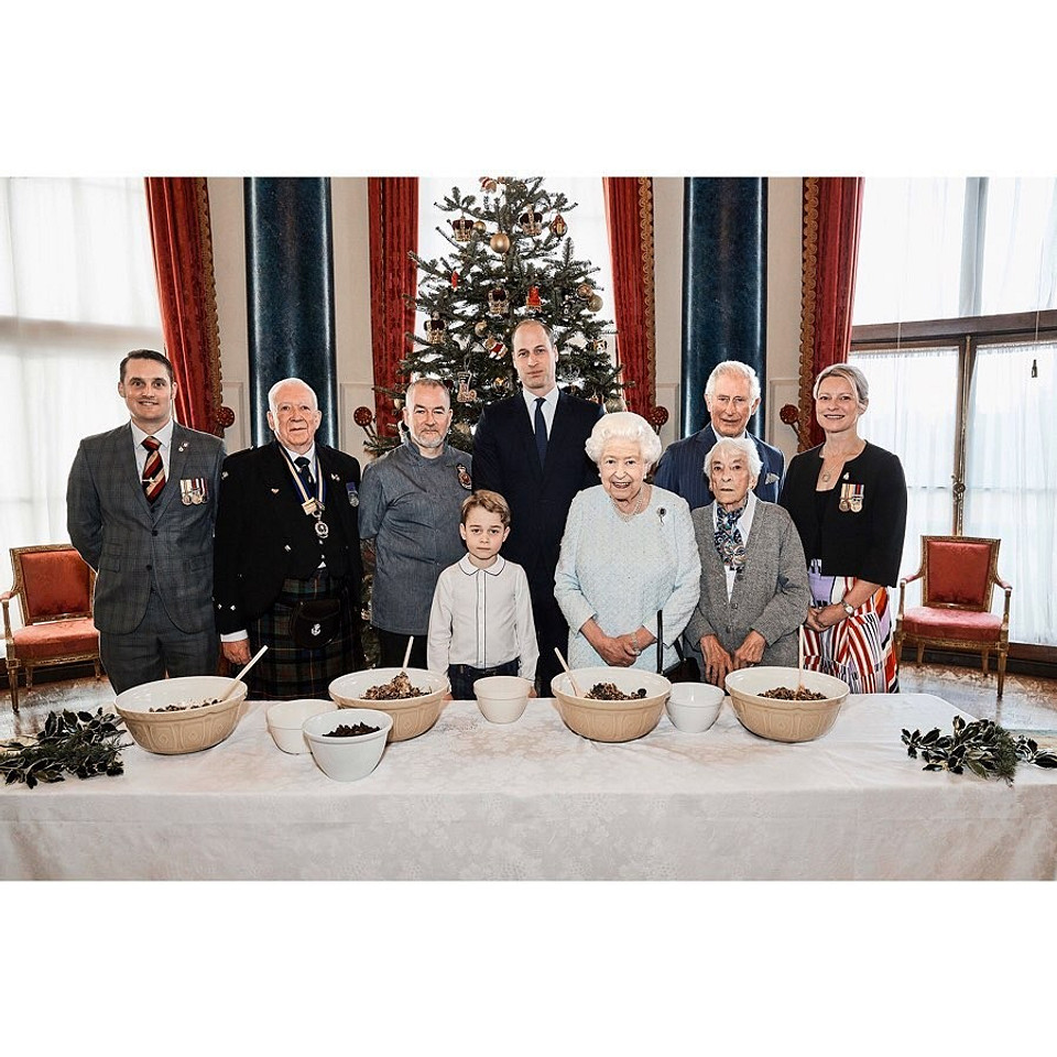 Старший сын принца Уильяма вместе с королевой Елизаветой II приготовил рождественский пудинг