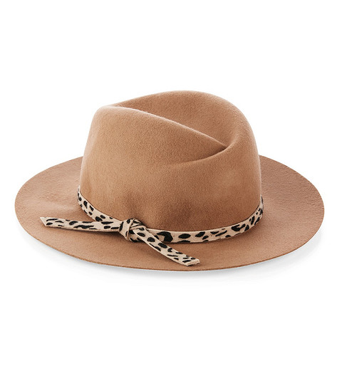 Если твоя мама придерживается элегантного классического стиля, то предлагаем преподнести ей в качестве подарка шляпу Marc Cain. Она выполнена в бежевом цвете и имеет декоративную ленту с...