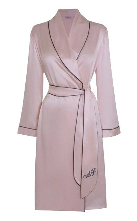 Красивый домашний халат из натурального шелка Agent Provocateur точно понравится девушкам любого возраста. Он выполнен в пыльно-розовом цвете с контрастной оторочкой и имеет пояс с аббрев...
