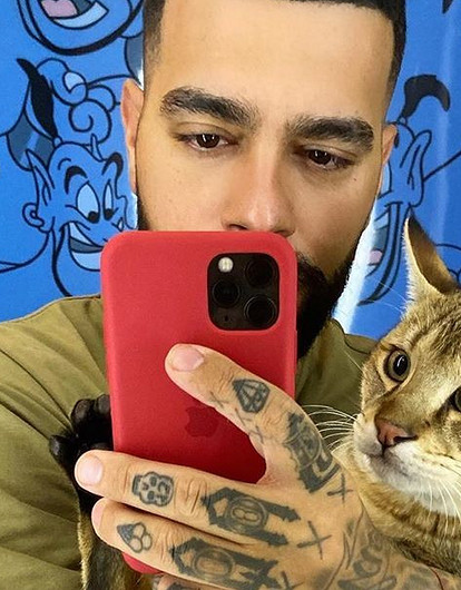 Тимати снял хулиганское видео с котом (под саундтрек из Бумера и с пистолетом)