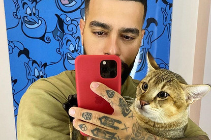 Тимати снял хулиганское видео с котом (под саундтрек из Бумера и с пистолетом)