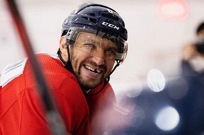 Александр Овечкин сделал Дональду Трампу подарок на Рождество (видео)