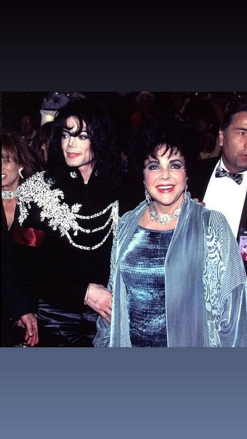 Станет старше, будет носить: Ким Кардашьян подарила Норт куртку Майкла Джексона за 4 миллиона рублей (видео)