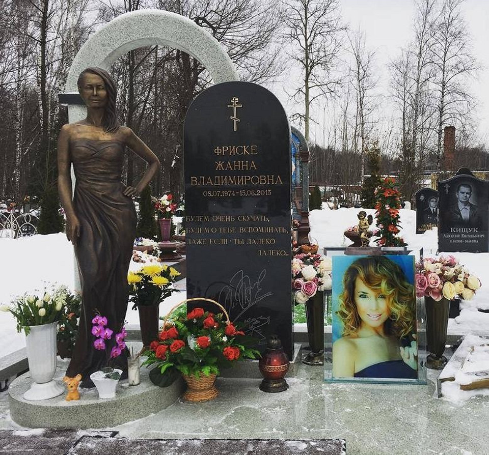 Наталья Фриске увидела памятник с могилы сестры в одном из ресторанов