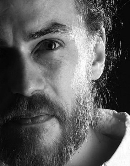 Неизвестные сожгли могилу Децла в Москве (видео)