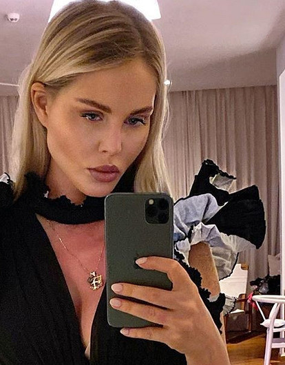 Давайте попугаем друг друга: Мария Погребняк показала фигуру в золотистом купальнике