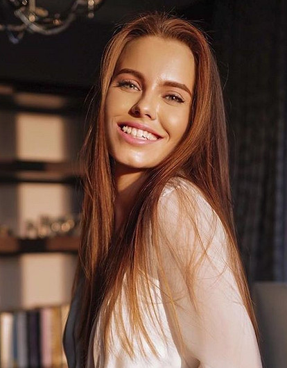 Аж волосы побелели: Дарья Клюкина поддержала моду на парики