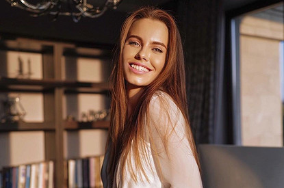 Аж волосы побелели: Дарья Клюкина поддержала моду на парики