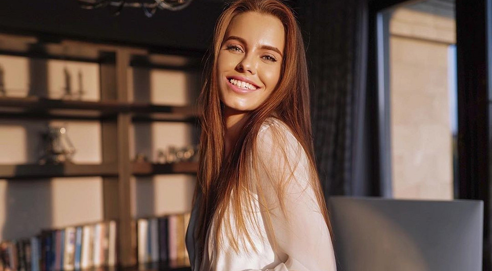 Аж волосы побелели: Дарья Клюкина поддержала моду на парики