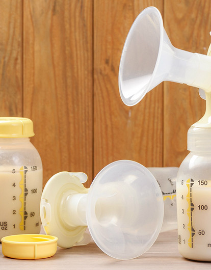 Как правильно сцеживать грудное молоко ручным молокоотсосом