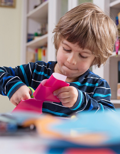 Открытка из деревянных палочек, елочка из ткани и другие идеи для создания подарка маме своими руками в детском саду