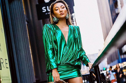 Как носить вещи в цвете металлик в повседневной жизни: 6 модных образов и сочетаний