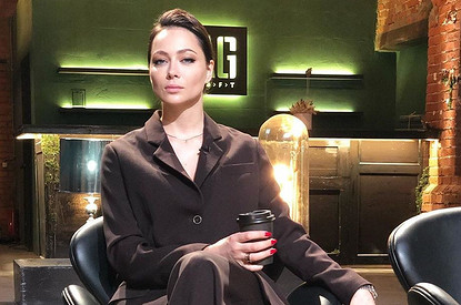 У Билли Айлиш такие:  Настасья Самбурская решилась надеть кроссовки с цепями (видео)