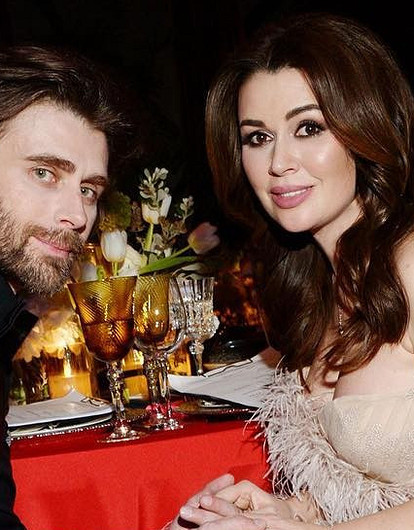 Мужу Анастасии Заворотнюк вынесли годовалую дочь после ледового шоу Навки (видео)