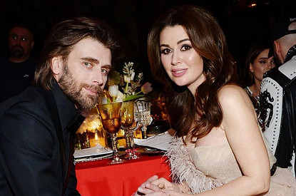 Мужу Анастасии Заворотнюк вынесли годовалую дочь после ледового шоу Навки (видео)