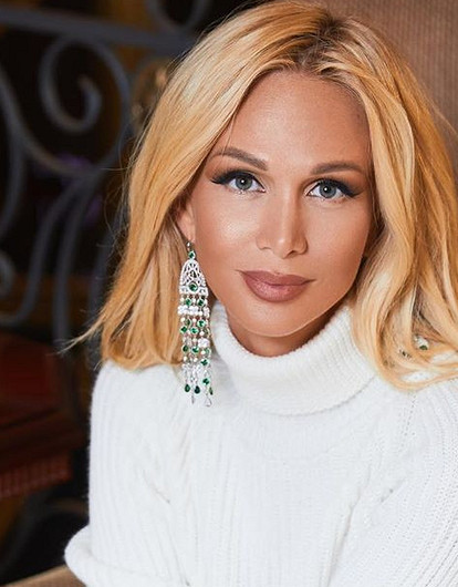 «Сложно быть невестой»: Виктория Лопырева примерила свадебное платье (видео)