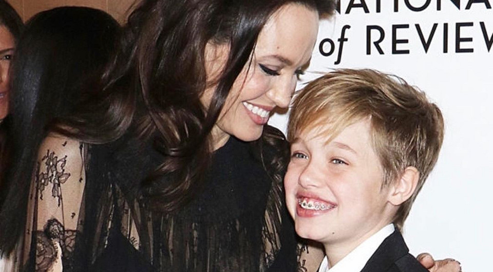 13-летняя дочь Анджелины Джоли и Бреда Питта официально взяла мужское имя