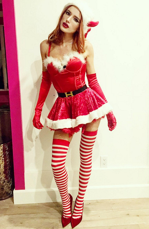 Белла Торн решила не скромничать и выбрала для праздника откровенную версию одеяния Санта Клауса. На девушке было надето мини-платье с бюстье, длинные гетры в полоску, перчатки, лодо...