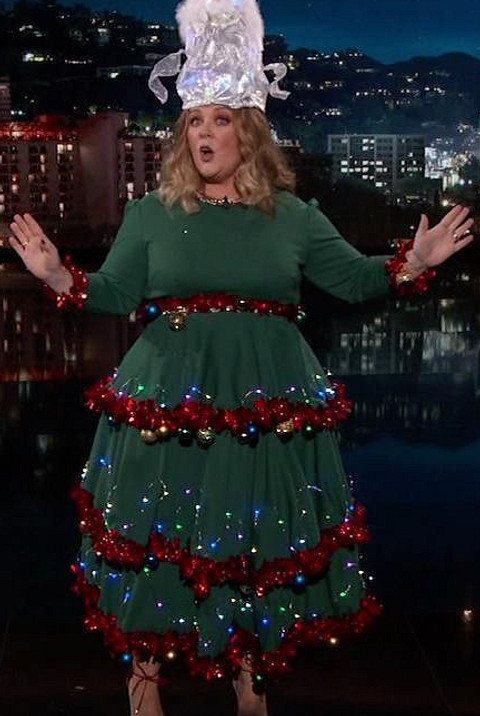 Актриса и комедиантка Мелисса Маккарти пришла на одно из предновогодних шоу Джимми Киммела в платье, напоминающем рождественскую елку. Наряд получился очень атмосферным, праздничным и иро...